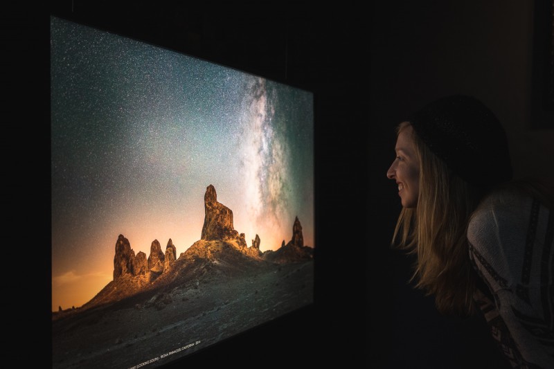 Diana Southern viewing Ian Norman's Milky Way photography exhibit at Dolcenero Gallery, Mexico City