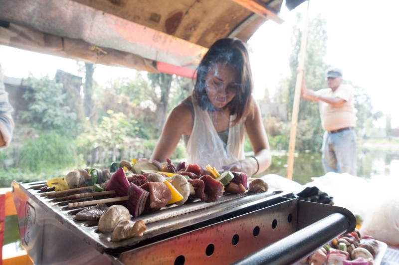 Sony RX-100 III photography sample: cooking on a Xochimilco trajinera in Mexico
